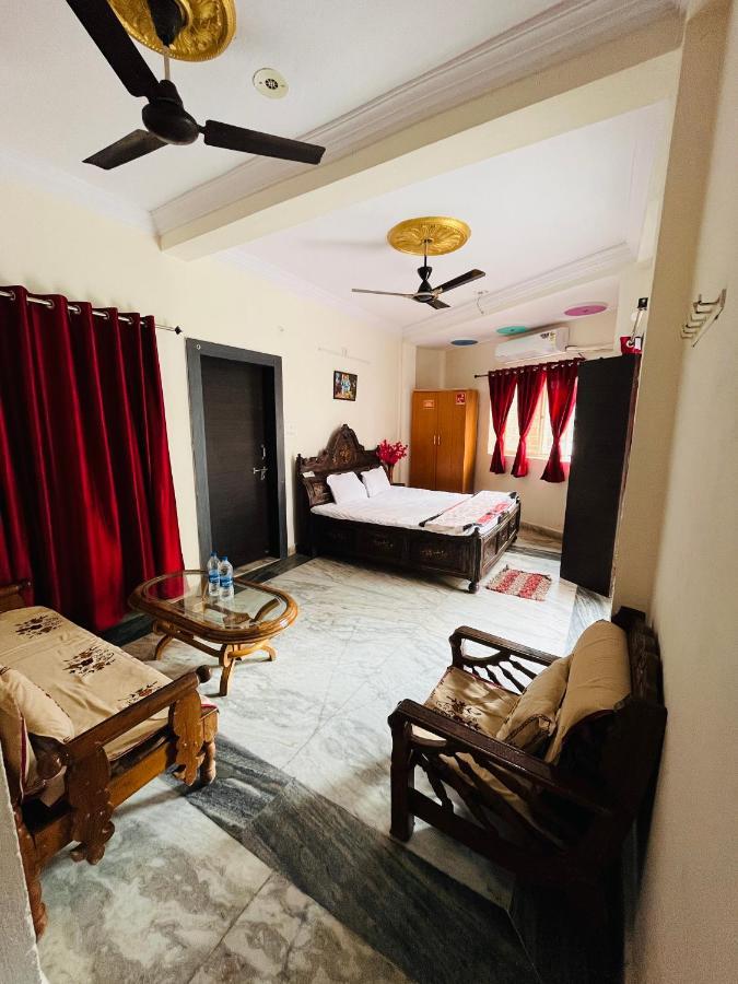 Tiwari G Home Stay Ujjain Extérieur photo