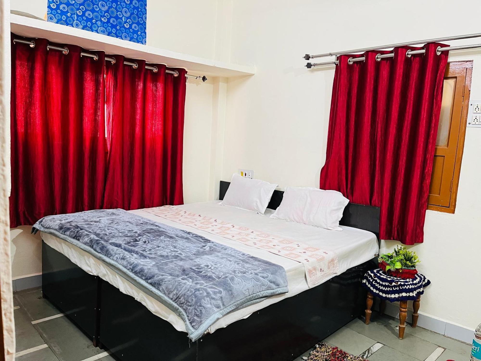 Tiwari G Home Stay Ujjain Extérieur photo