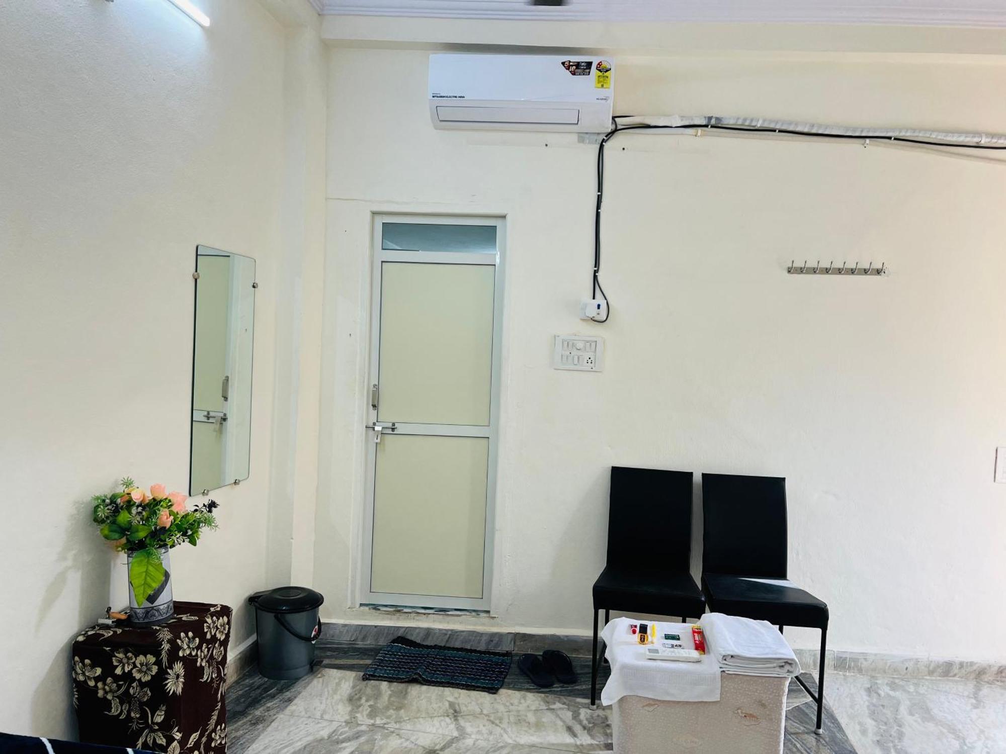Tiwari G Home Stay Ujjain Extérieur photo