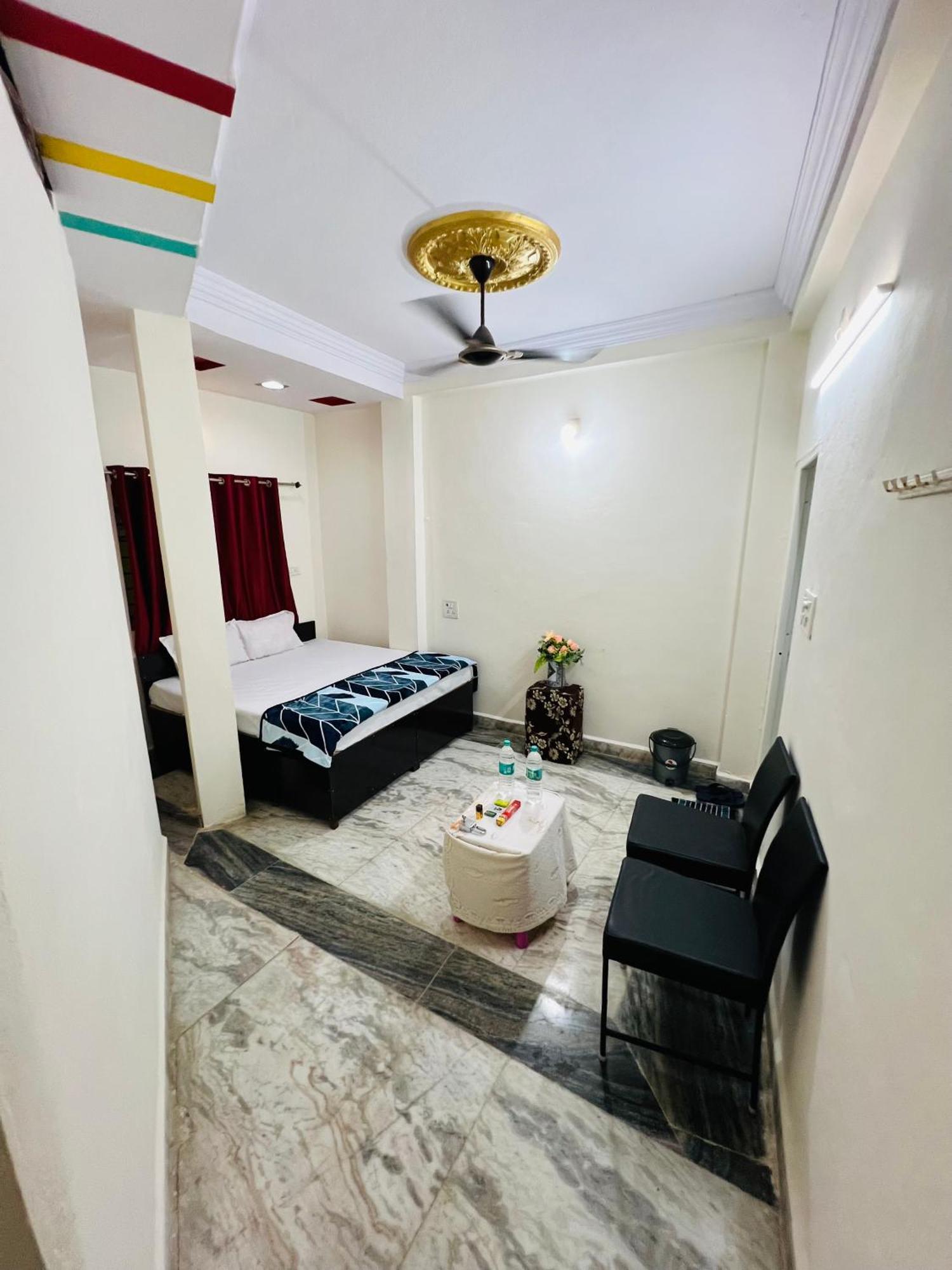 Tiwari G Home Stay Ujjain Extérieur photo